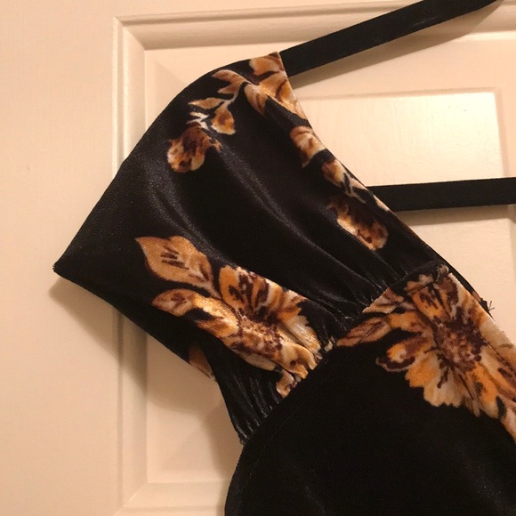 🎉 F21 Stunning Black Velvet Dress NWT!!! 🎉 - Picture 2 of 5